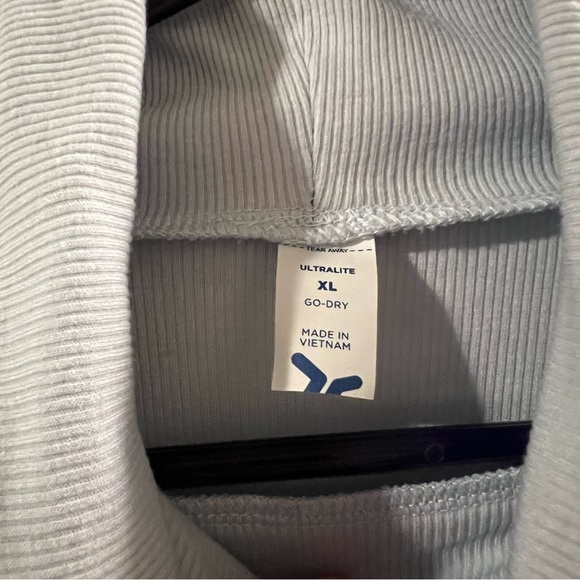 Old Navy UltraLite Performance Cropped Ribbed Turtleneck Top, Size XL - Picture 5 of 6